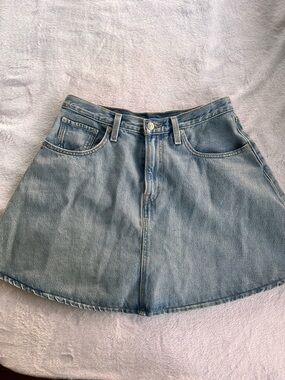 Levi’s Premium denim mini skirt in a classic light wash 💙